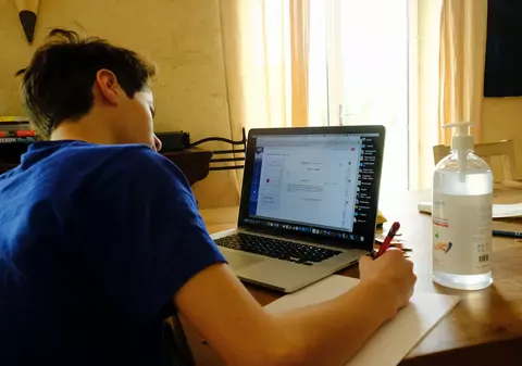 Avertismentul a doi specialiști în medicină sportivă pentru cei care lucrează de acasă