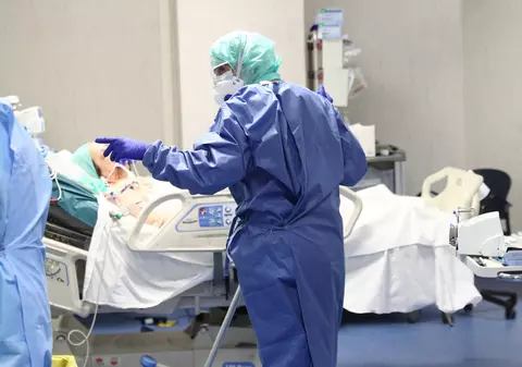 Valul doi de COVID-19, la toamnă. Trei experți consultați de The Guardian avertizează că atunci “va fi și mai rău”