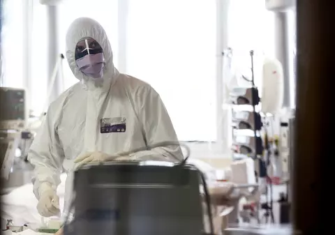 Soluția nu e retragerea medicilor: ne apropiem de momentul în care personalul infectat, dar fără simptome, va rămâne să lucreze cu bolnavi de COVID-19