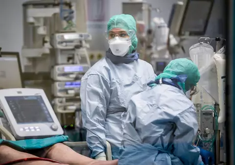 Date INSP: Una din nouă persoane cu COVID-19 este cadru medical