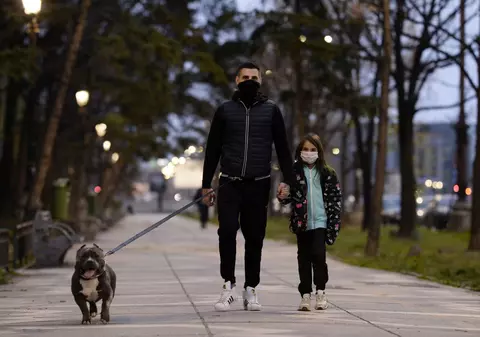 Care e distanța față de casă la care avem voie să ne plimbăm animalul de companie? Răspunsul Poliției Române