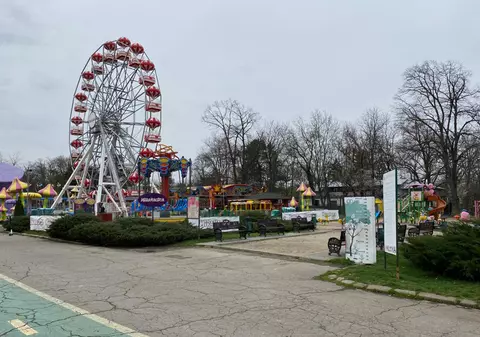 FOTO | Parcurile din București, lipsite de viață duminică, la ora prânzului