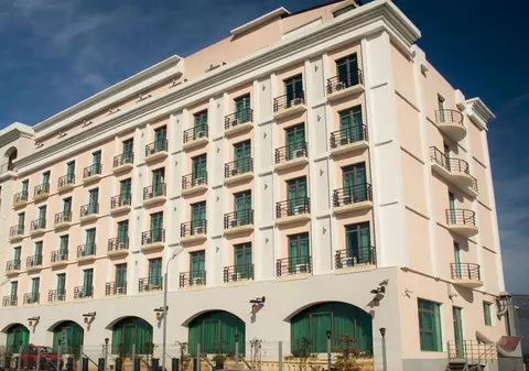 Printre hotelurile cărora li se dau bani ca să găzduiască oamenii în carantină este și Phoenicia Express, care l-a plătit pe Rareș Bogdan pentru imagine