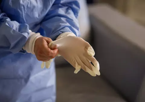 Un medic ieșean, nevoit să opereze o pacientă suspectă de coronavirus fără echipament de protecție. „Dumnezeu cu mila!”