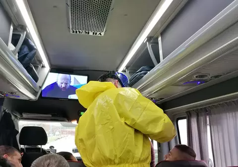 ”Toată lumea este panicată”. Aventura întoarcerii acasă pentru un român din București. Germanii și maghiarii controlează turiștii la sânge, chiar în autocare