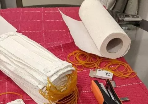 Un medic de la un spital din Iaşi confecţionează măşti din prosoape de bucătărie. Managerul spitalului spune că preţurile de pe piaţă au devenit aberante