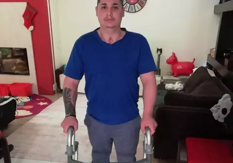 Adrian are nevoie de 4.000 de lei lunar pentru a putea merge din nou. Băiatul de 22 de ani a fost nenorocit de mai mulți vecini care i-au crăpat capul cu bâtele