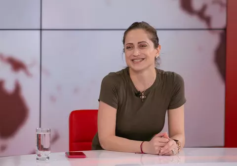 Irina, fiica lui Dem Rădulescu, strânge obiectul norocos la piept de fiecare dată când urcă pe scenă:  „Talismanul meu este o cruce primită de la tata”