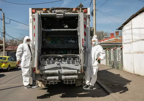 Operatorii de salubrizare, obligaţi să spele străzile din centrul Capitalei cel puțin o dată pe zi