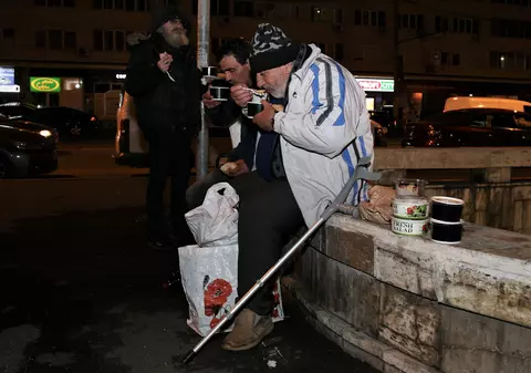 De nouă ani, în fiecare joi, ambulanţa cu mâncare caldă soseşte în Gara de Nord: O casă mare, din aburi de supă