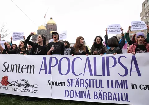 Protest de Ziua Femeii, în fața Catedralei Mântuirii Neamului: „Biserica are cea mai mare putere, dar nu-și asumă nicio răspundere socială”