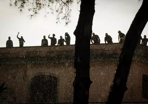 Haos și revolte în numeroase închisori italiene din cauza coronavirusului: șase deținuți au murit, gardieni luați ostatici