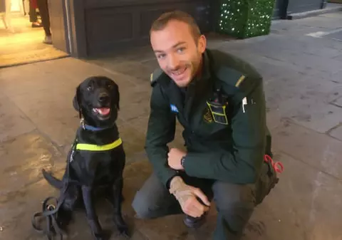 Un paramedic din Londra care se luptă cu epidemia de coronavirus a fost dat afară din casă. Cum și-a explicat proprietara gestul