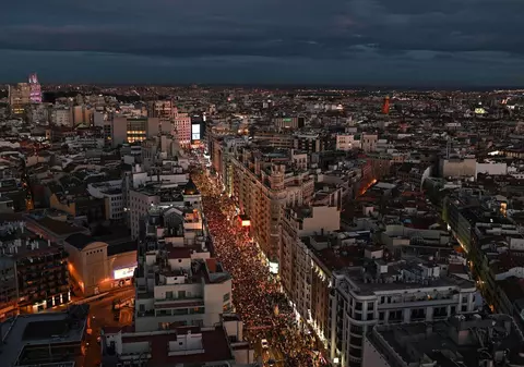 Spania va înceta gradual măsurile de izolare şi restricţiile, din luna mai