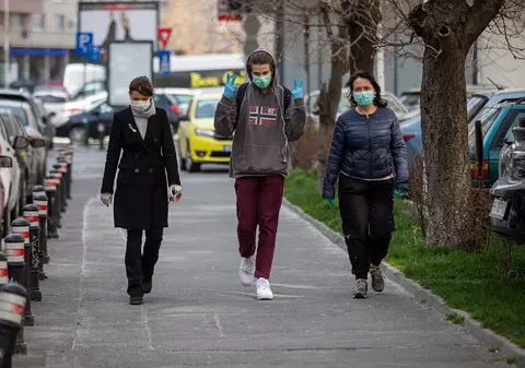 Încă un oraș din România le interzice cetățenilor să iasă din casă fără masca de protecție pe față