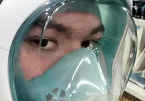 Măști de protecție din plastic, făcute într-un laborator din Iași cu o imprimantă 3D. Au fost trimise medicilor spre testare