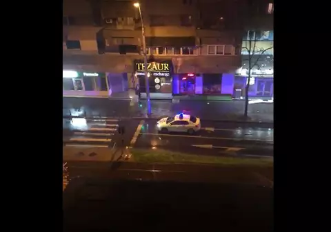 Polițiștii patrulează pe străzi și îndeamnă oamenii prin megafoane să respecte restricțiile autorităților: „Stați în case”