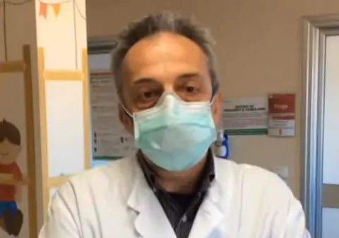 Apelul unui medic cunoscut: „Țineți copiii acasă! Dacă se infectează, devin un vehicul de transmisie pentru părinți și bunici”