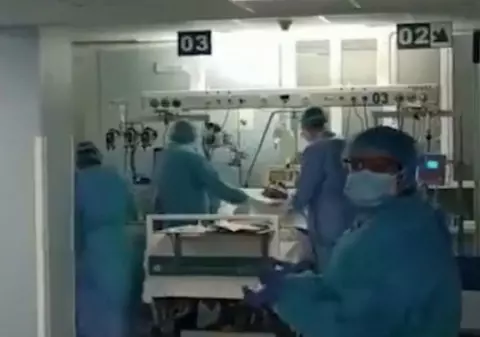 Imagini emoționante într-un spital din Madrid. Medicii sărbătoresc momentul în care un pacient respiră fără aparate