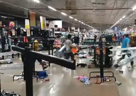 VIDEO / Anarhie în plină pandemie. Un hypermarket din Mexic a fost spart de localnici, iar fiecare a furat ce a putut