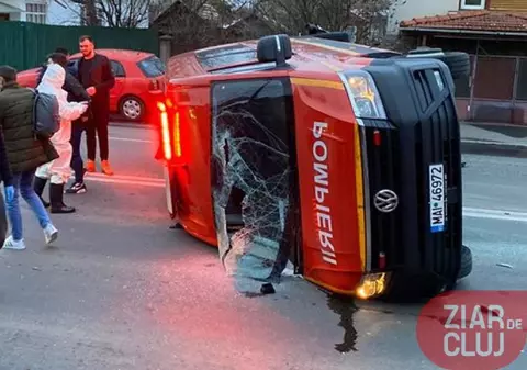 Un microbuz al ISU care transporta români întorși din Franța spre locuri de carantină s-a răsturnat. Doi pasageri au solicitat consult medical