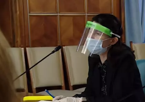 VIDEO / Ministrul Muncii, cu echipament anti-coronavirus la o întâlnire cu sindicatele: ecran de protecție peste mască și mănuși