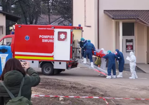 Al șaselea pacient cu coronavirus a fost transferat la Iași. Suceveanul de 71 de ani, izolat complet