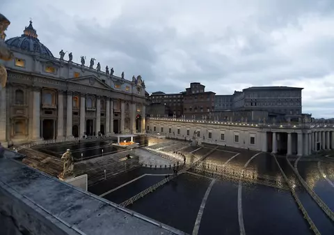 IMAGINI IMPRESIONANTE | Papa Francisc s-a rugat singur în Piața Sfântul Petru pentru întreaga planetă: „Suntem cu toții în aceeași barcă”