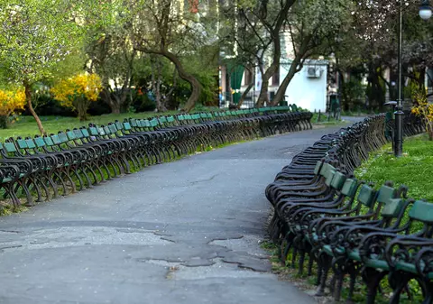 Efectul coronavirus. Parcul Cișmigiu nu a mai fost închis de la bombardamentele din cel de-al Doilea Război Mondial