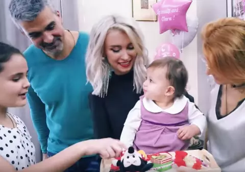 Imagini emoționante de la petrecerea de un an a fetiței Andreei Bălan. Clara a ales obiecte importante de pe tavă, la ruperea turtei