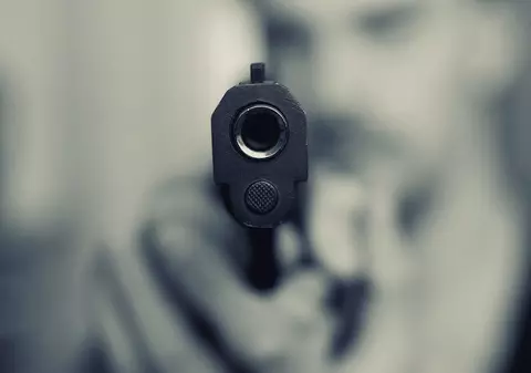 Focuri de armă în Arad, într-un conflict izbucnit între șapte bărbați. “Pistolarul”, cercetat pentru tentativă de omor