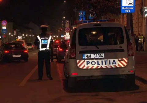 Urmărire ca-n filme la Arad. Un bărbat fără permis, urmărit de polițiști, s-a izbit cu mașina de o casă și un copac