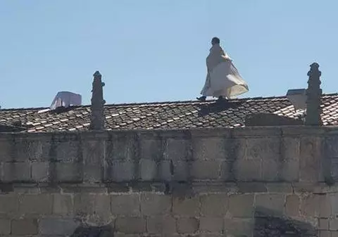 Un preot din Spania ține slujbe de pe acoperișul bisericii