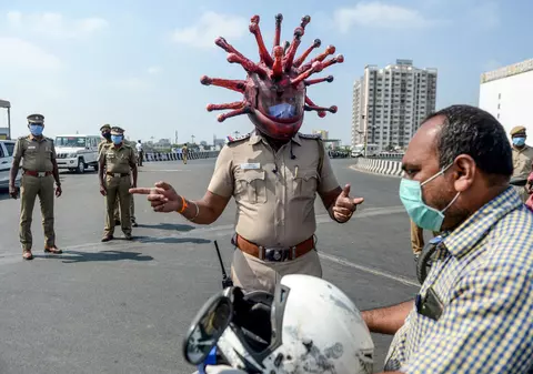 Modul inedit în care se protejează un polițist din India de coronavirus