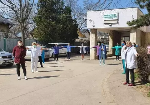 Protest în fața Maternității Botoșani. Medicii au ieșit în fața unității care ar urma să fie transformată în spital COVID-19. “Suntem disperați”
