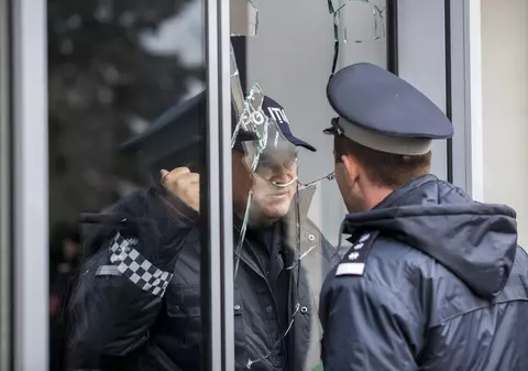 Discuții între veterani și guvernanții de la Chișinău, după protestele violente. Un veteran a spart ușa instituției cu un buzdugan!