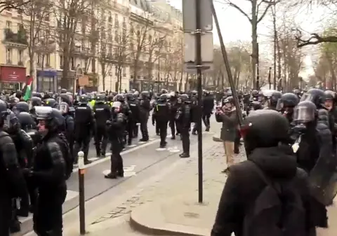 „Vestele Galbene” au sfidat interdicţiile autorităţilor şi s-au adunat în centrul Parisului să protesteze