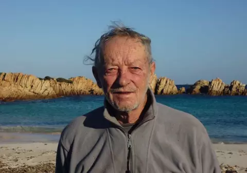 Italianul care a trăit peste 30 de ani în izolare, pe o insulă, expulzat de autorități