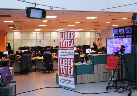 În urma unei discuții cu jurnaliștii din redacție, Libertatea a oprit campania publicitară care pornea de la schimbarea față de epoca ”Fata de la pagina 5”