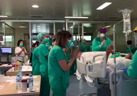 Daniel, un șofer român de camion, bolnav de coronavirus, este scos de la terapie intensivă în aplauzele medicilor spanioli