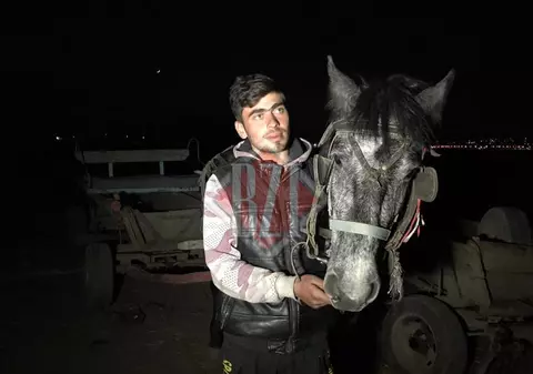 Povestea emoţionantă a tânărului din Iaşi care s-a dus călare la maternitate să-şi vadă soţia şi bebeluşul: "Am mers să-i duc de mâncare"