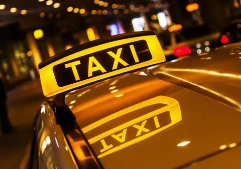 Portofel cu aproape 2.000 de euro, găsit pe bancheta unui taxi din Focșani. Ce a făcut șoferul