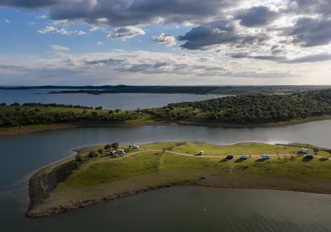 Izolați în autorulotă: Ce fac cei doi jurnaliști români care călătoresc cu duba prin Europa după ce țările și-au închis granițele și au oprit circulația?