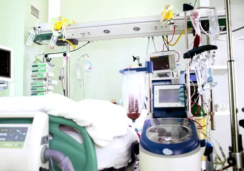 Medic ATI din București, către colegii care demisionează: „Spitalele sunt contaminate rând pe rând, dar nu putem să fugim cu toții”