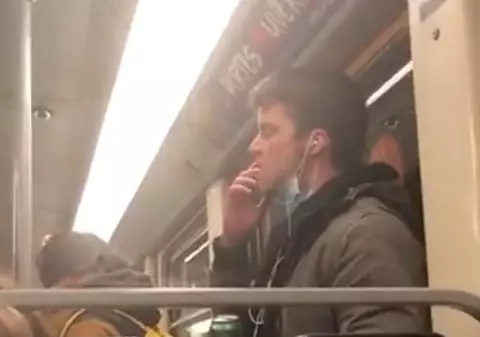 VIDEO Un bărbat a fost arestat în Belgia, după ce şi-a dat masca jos şi a început să împrăştie saliva pe bara de tren