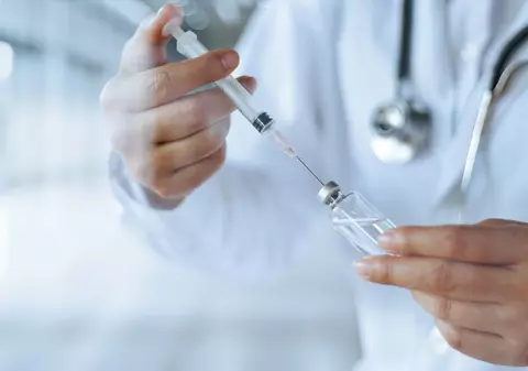 Vaccinarea nu va fi obligatorie, consilierea celor care o refuză, da. Ce amenzi riscă părinții care nu merg la consiliere