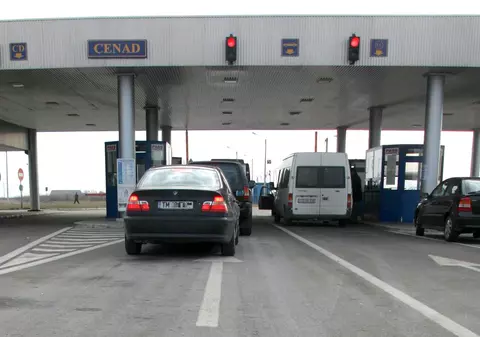 Situație disperată aproape de Timișoara. Zeci de oameni veniți din străinătate, ținuți în mașini de 12 ore, fără mâncare sau apă. Poliția neagă că ar fi adevărat