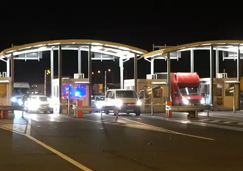Corespondență din Nădlac: 2.000 de români au intrat în țară azi-noapte pe 10 filtre de graniță, organizare bună, oamenii continuă să vină, disperați