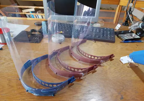 Elevii unui liceu din Constanța confecționează viziere pentru cadrele medicale