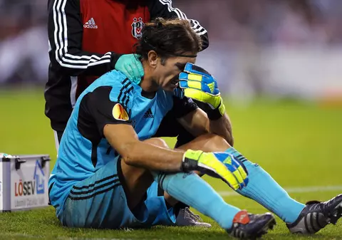 Rustu Recber, cel mai titrat fotbalist al Turciei, internat în spital în stare gravă cu simptome de Covid-19